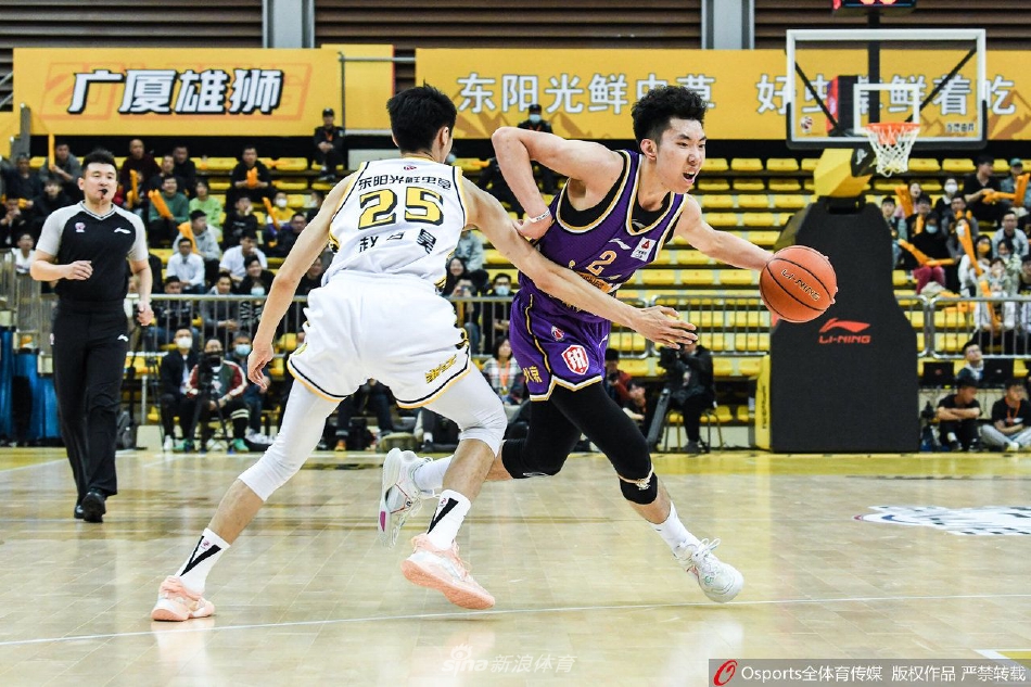 北京控股队的年轻后卫廖三宁面无惧色，面对浙江队朱俊龙的长臂防守，他压低重心，试图用一个加速变向来撕开防线。