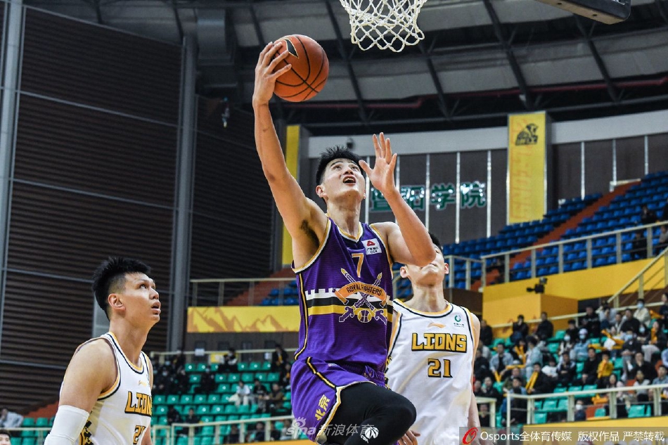 浙江东阳光的“白马银枪”赵岩昊在快攻中如闪电般切入，他舒展身体，用一记轻柔的上篮挑战着北京控股队的篮筐，动作一气呵成。
