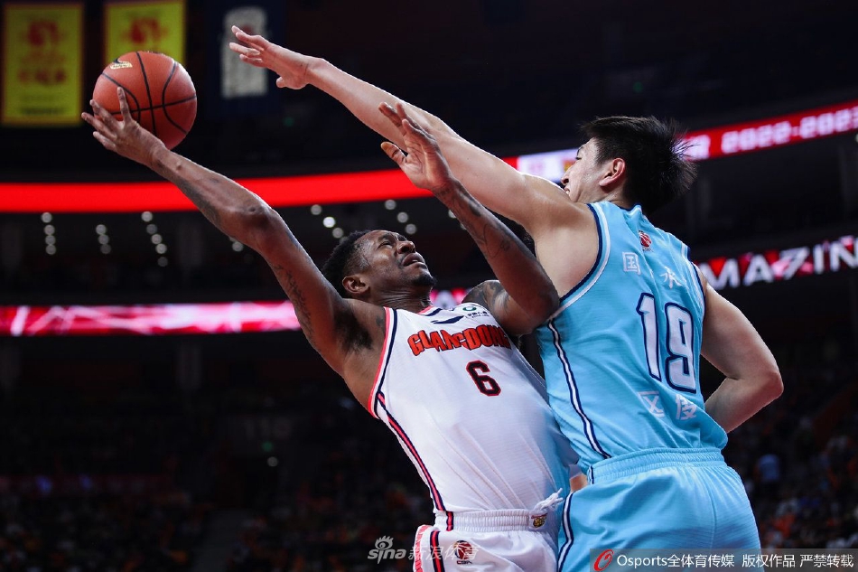 青岛队外援杰曼在比赛中全力以赴，他如同一个突击队长，持球高速杀入广东队内线，面对多人封盖依然勇敢上篮。