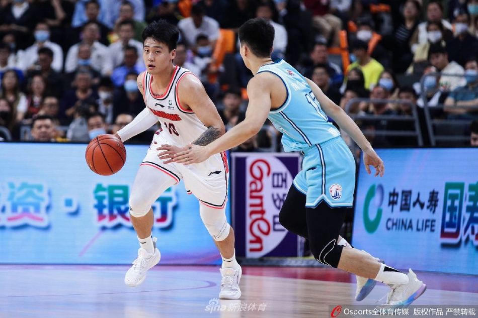 广东队球员任骏飞在篮下展现出极高的球商，他巧妙地空切篮下接球后，面对防守轻松上篮得分，动作一气呵成。