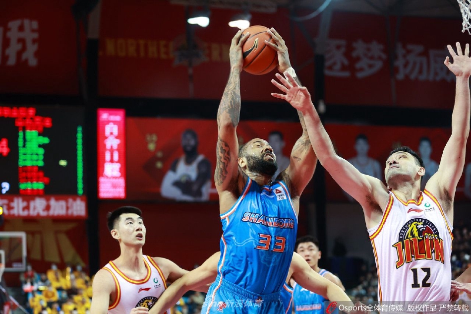 崔晋铭（左）与李安（右上）在篮下高高跃起，与山东高速队的高诗岩展开激烈的篮板球争夺，肌肉碰撞的声音仿佛响彻球馆。