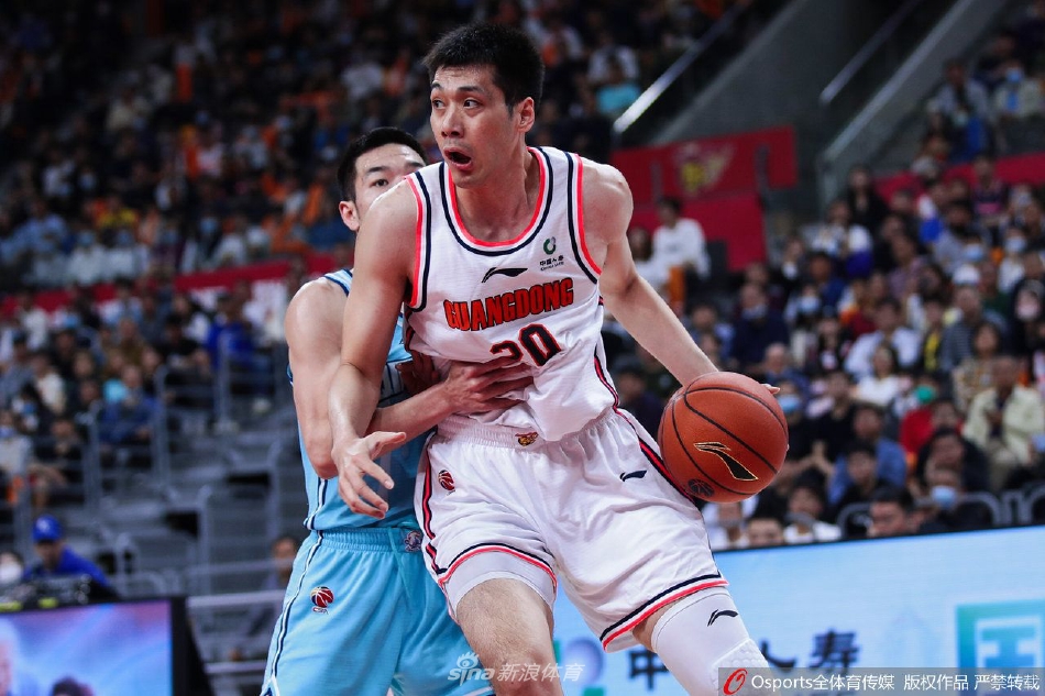 青岛队的年轻小将宋文浩迎来CBA首秀，他在场上毫不怯场，持球突破时身形矫健，展现了初生牛犊不怕虎的朝气。