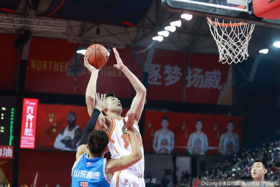 赛后，全场表现最佳的多米尼克·琼斯与队友姜宇星走向球员通道，两人击掌相庆，背影之后是仍在欢呼的沸腾看台。