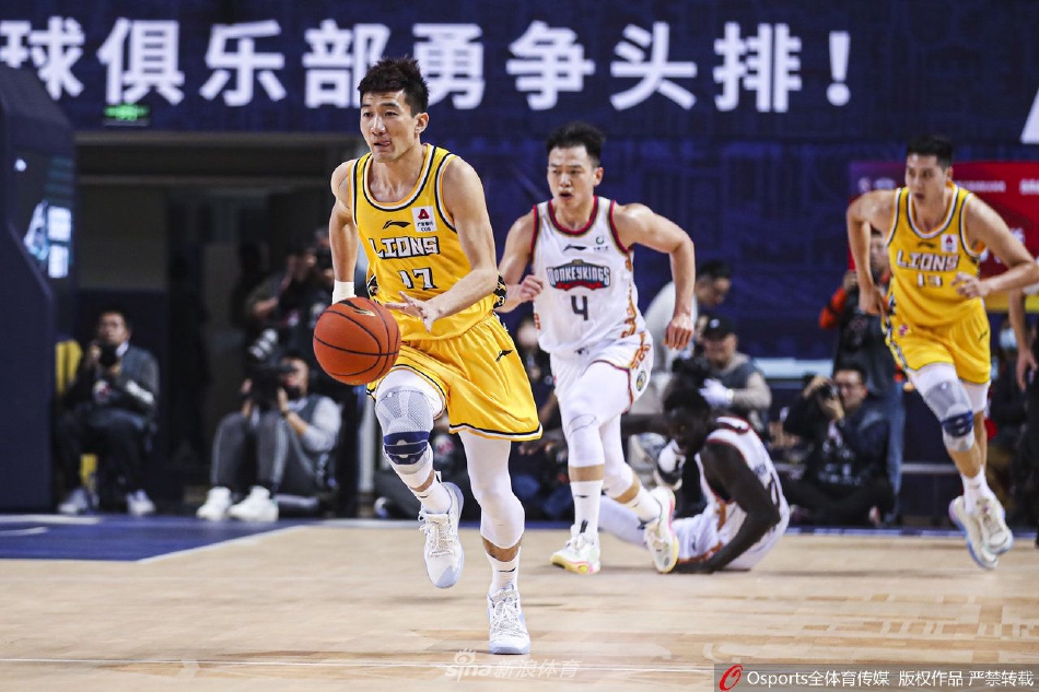 林葳在赛后出席新闻发布会，面对记者的话筒与镜头，他面容青涩而腼腆，但眼神中却透露着超越年龄的沉稳与坚定。