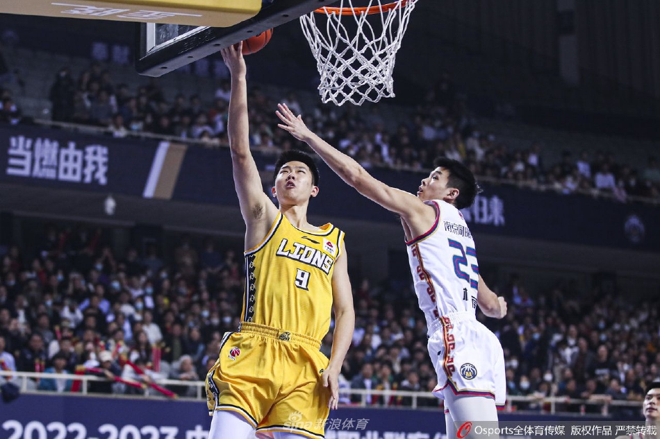 南京同曦的小伙子们紧紧相拥，林葳被队友围在中间，每个人脸上都洋溢着苦战三加时后胜利的狂喜与释放。