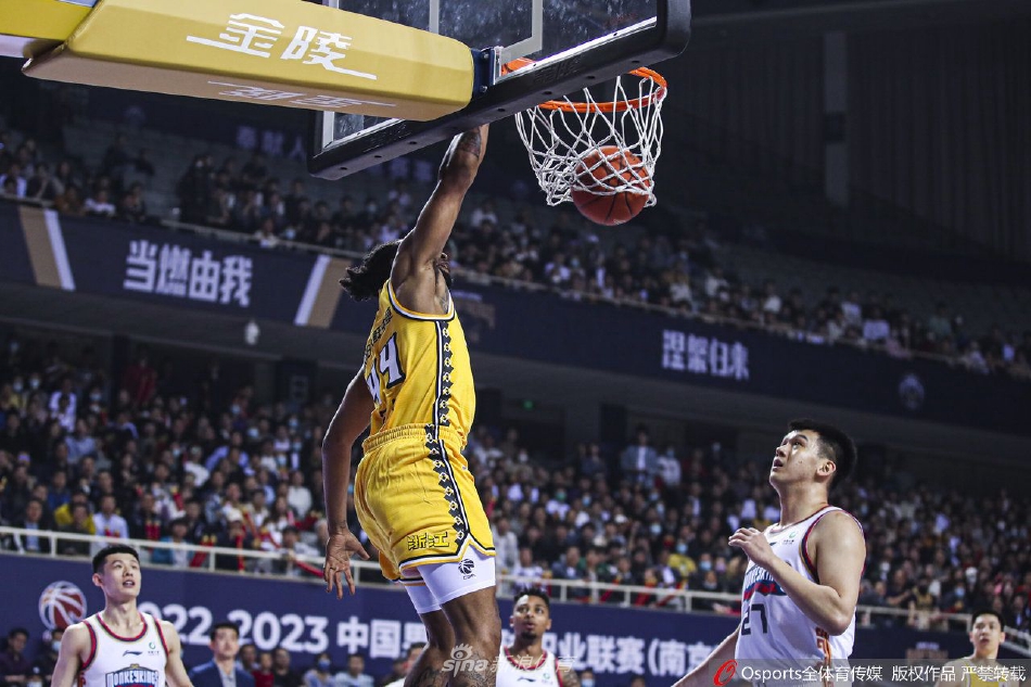 赵柏清在篮下与胡金秋激烈拼抢篮板球，两人手臂纠缠，肌肉紧绷，展现了内线肉搏战的残酷与激情。