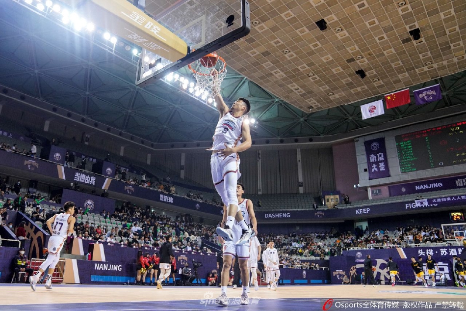 在球队陷入绝境的时刻，王岚嵚面对防守悍将孙铭徽，毫无惧色地持球突破，他灵动的身影如同刺破黑暗的利剑，为球队撕开一线生机。