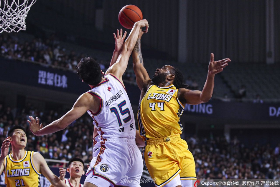 王岚嵚在高速运球推进反击，他巧妙地将球分给快下的队友，广厦队球员孙铭徽在身后紧追不舍，整个画面充满了攻防转换的紧张感。