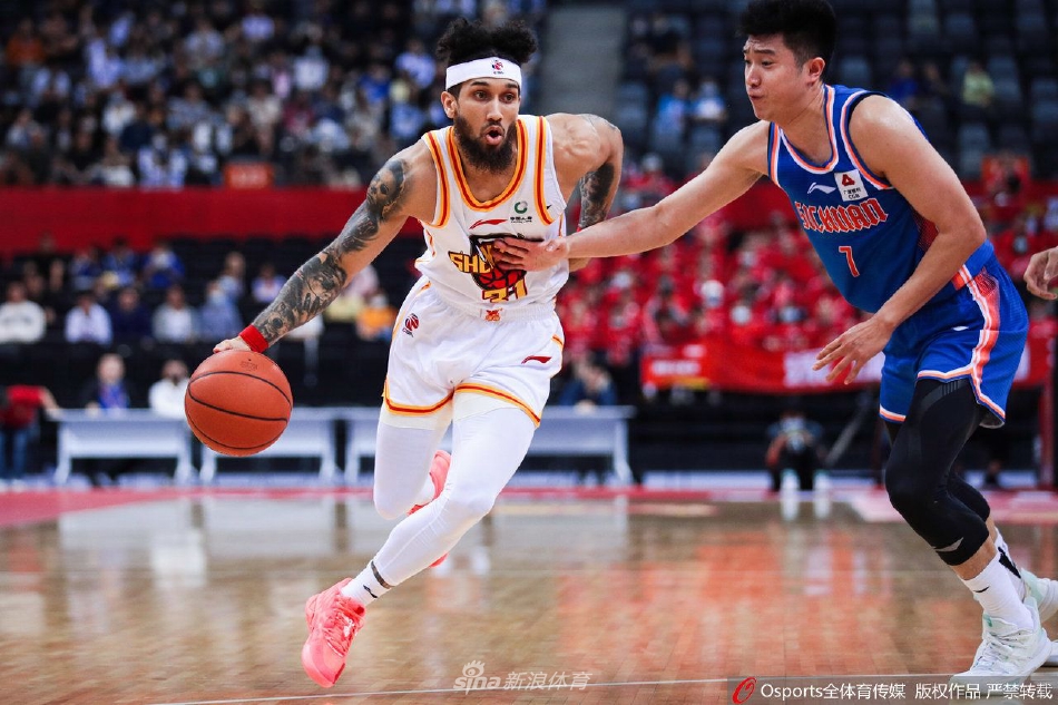 深圳外援萨林杰摘下篮板后，面对三人包夹依然冷静，送出精妙长传，策动快攻反击。