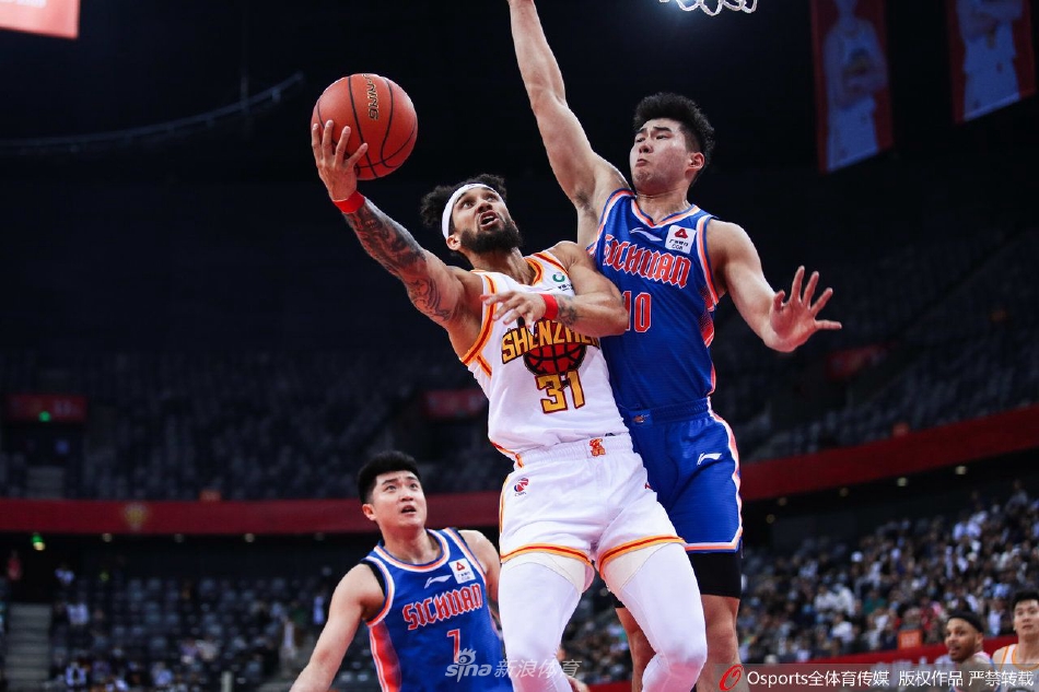 周鹏在主场球迷的欢呼声中，背身单打，转身后仰跳投，篮球稳稳空心入网，这是他主场首秀的精彩瞬间。