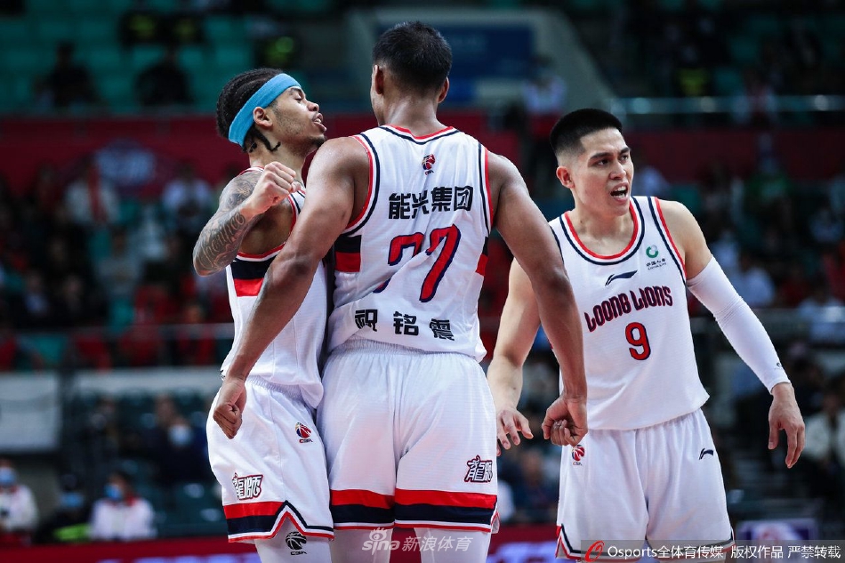 浙江稠州队球员吴前在多人包夹下巧妙分球，作为球队大脑，他用犀利的突破和精准的传球引领着进攻节奏。