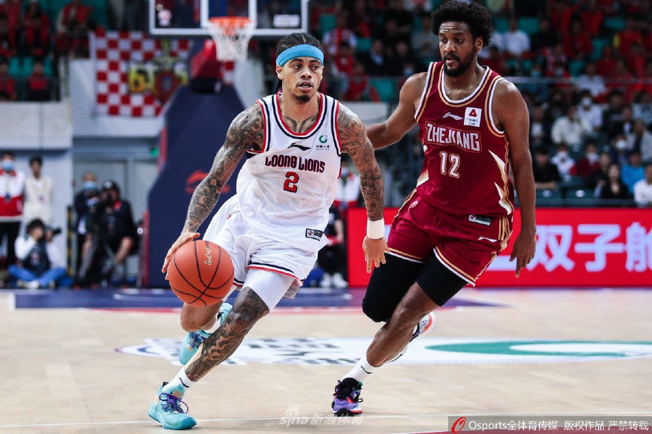 浙江稠州队外援盖利在严密防守下强行突破，他身体素质出众，是浙江队撕开广州防线的锋利武器。