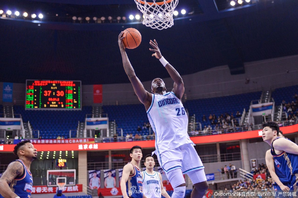 小将宋文浩突破上篮瞬间,身体在空中完全舒展,面对补防球员毫无惧色,展现出初生牛犊的锐气