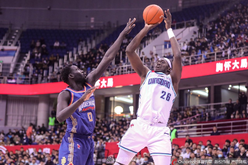 终场哨响,青岛队球员们紧紧围在一起忘情庆祝,这场关键胜利让每个人的脸上都写满了坚毅与喜悦