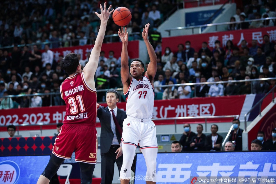 广州龙狮队球员祝铭震与浙江队球员陆文博在场上奋力拼抢，倒地瞬间仍紧盯着篮球的落点，比赛对抗强度可见一斑。