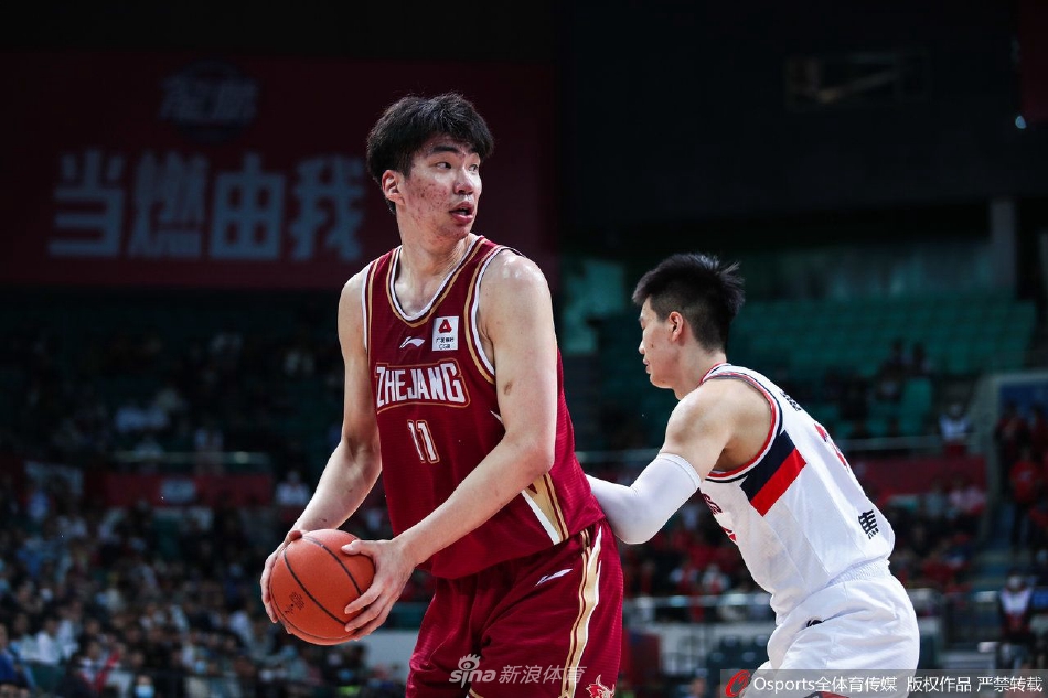 广州龙狮队主教练郭士强在场边神色严峻地指挥战斗，他试图通过换人和战术调整，帮助年轻球员稳住阵脚，应对浙江队的凶猛反扑。