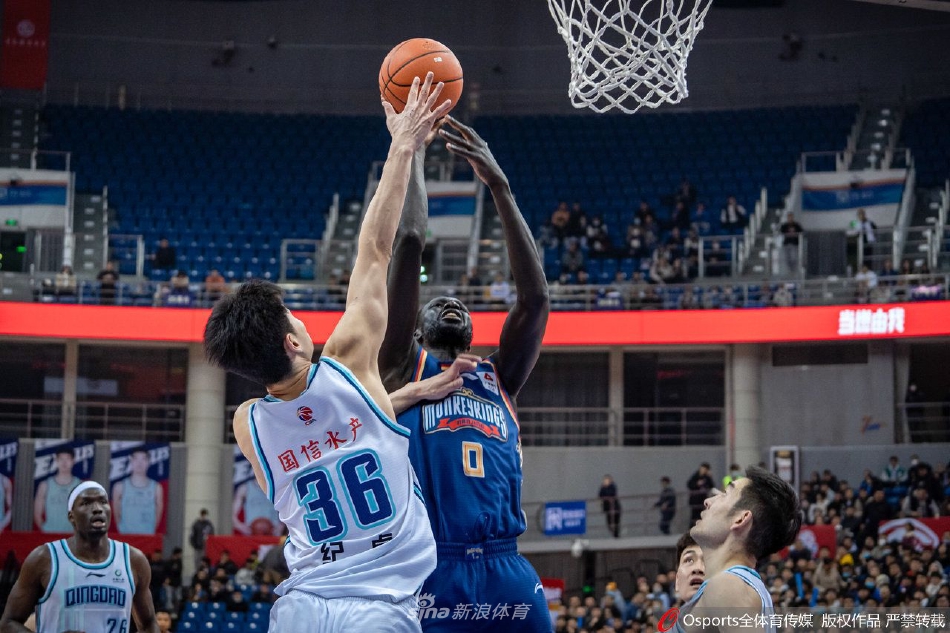 纪卓抢断后一条龙奔袭至前场,高高跃起单手劈扣,整个体育馆瞬间被他这记势大力沉的暴扣点燃