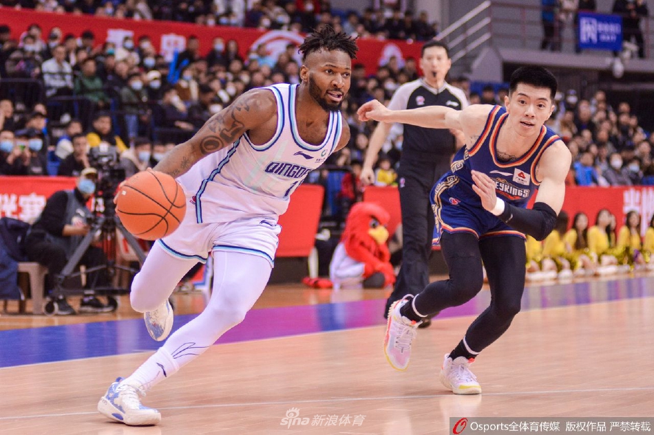 杨金蒙如同猎豹一般紧贴防守南京同曦队的持球核心,手臂张开的姿态彰显了青岛队本场钢铁般的防守决心