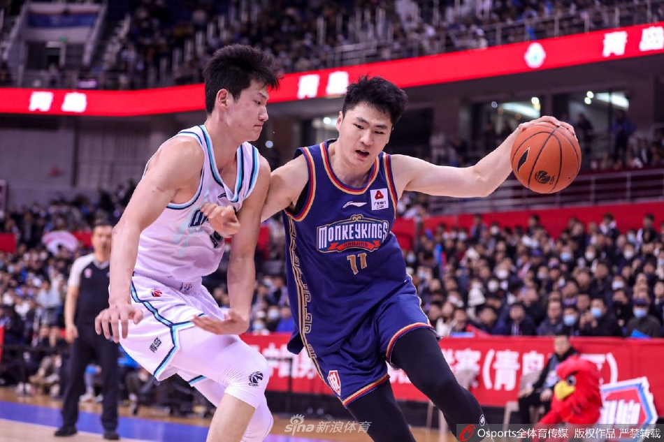 内线外援里斯在禁区展现出绝对的统治力,迎着防守球员强势上篮,如同巨舰破浪无人可挡