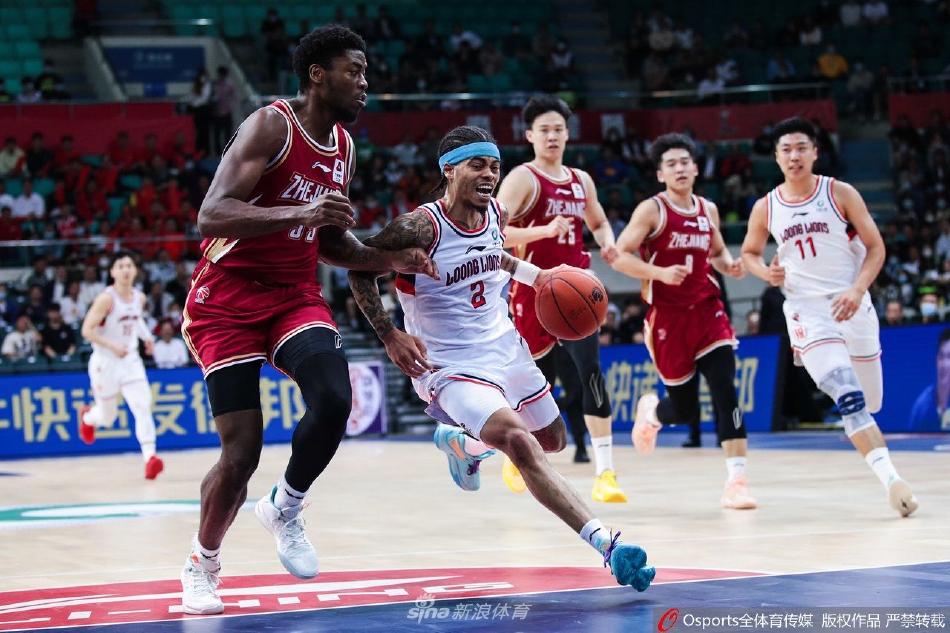 浙江稠州队球员程帅澎在命中关键三分后，紧握双拳，激情怒吼，他是球队在逆境中掀起反击浪潮的关键先生。