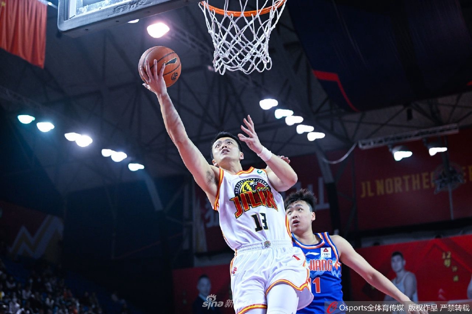 新疆队外援克莱蒙斯在吉林队严防死守下,依然自信出手三分,篮球在空中划出一道彩虹般的弧线,直奔篮筐而去。