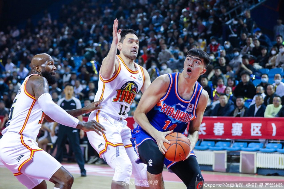 吉林队球员崔晋铭在快攻中如灵猫般上篮,他轻盈地跃起,手指轻轻一挑,篮球听话地打板入筐,动作一气呵成。