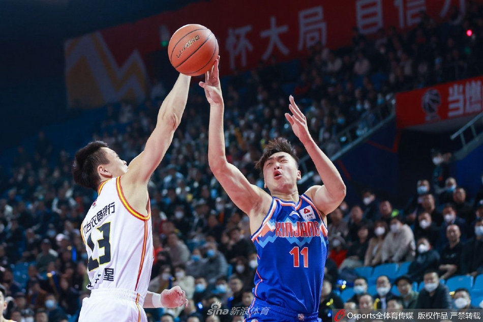 吉林队老将钟诚与新疆队内线鲁吐布拉在篮下进行激烈的卡位争夺,两人肌肉紧绷,手臂纠缠,仿佛在争夺一块无价之宝。