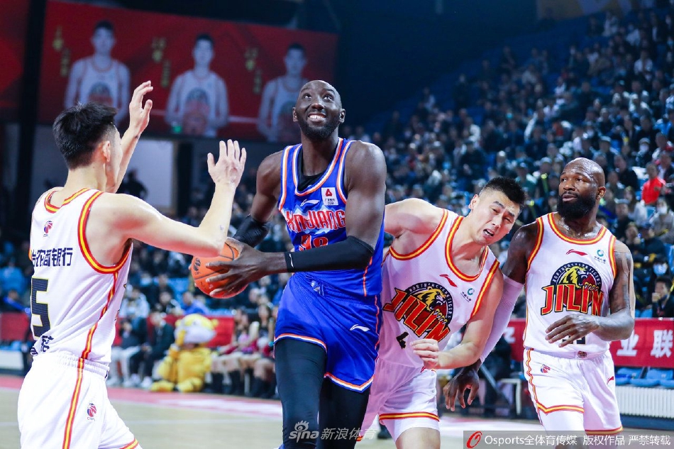 新疆队外援法尔在跳球时展现出惊人的臂展优势,他如同 towering巨人,轻轻一跃便将球拨给队友,其身高优势在镜头下显露无疑。