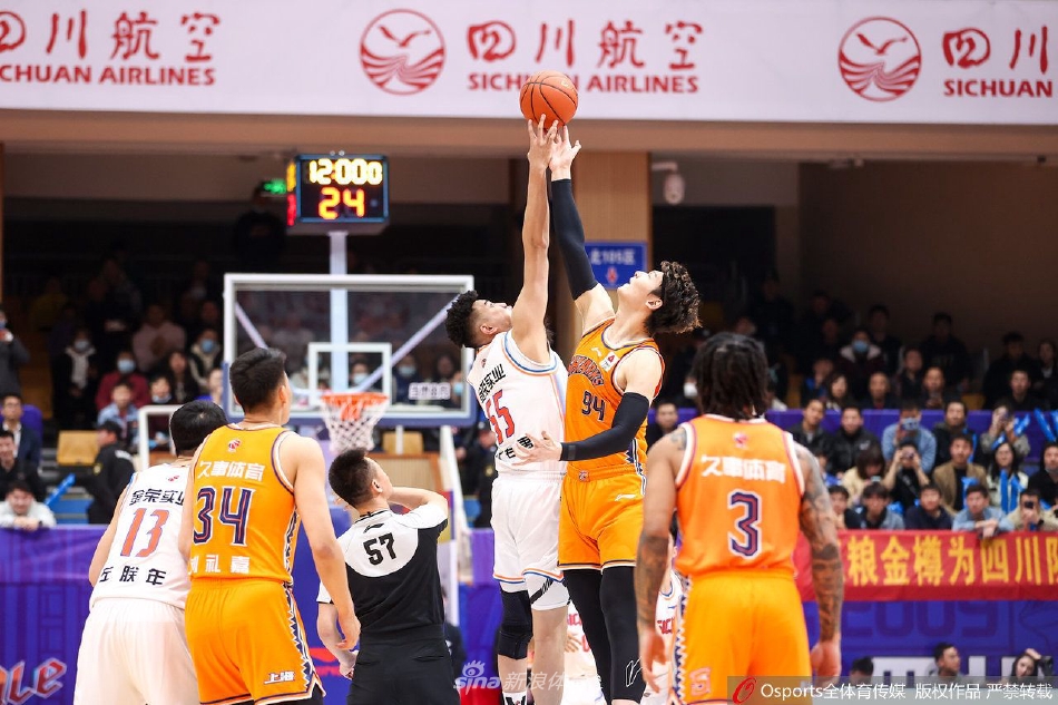 四川队外援克劳福德运球强行突破，他身形矫健如猎豹，眼神坚定地盯着篮筐，上海队的防守球员正在努力封堵他的前进路线。