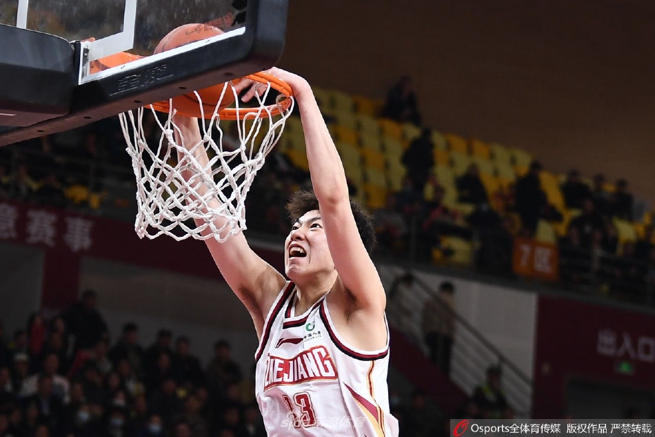 浙江队年轻小将张洪硕抓住难得的出场机会,在快攻中接队友传球,高高跃起完成一记势大力沉的双手暴扣,瞬间点燃了整个主场球迷的热情。