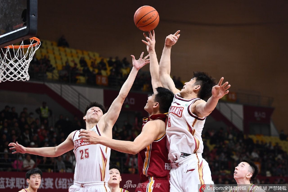 山西队核心球员张宁持球强行突破,他的眼神中充满了不屈和斗志,即使面对高大的防守球员也毫不畏惧,全力冲击篮筐。