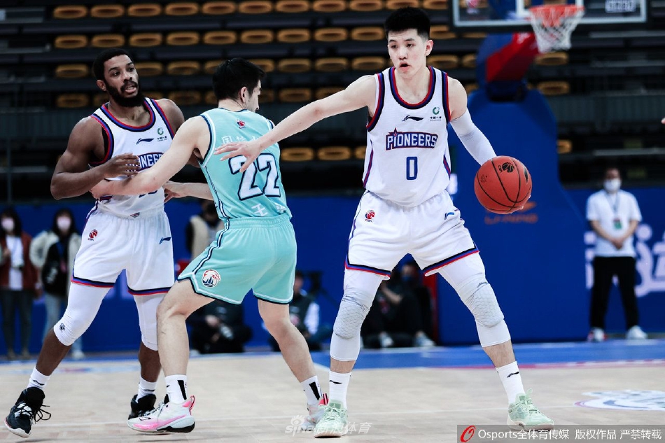 青岛队大外援里斯在天津队内线高高跃起，完成一记势大力沉的双手灌篮，展现了他在篮下的绝对统治力。