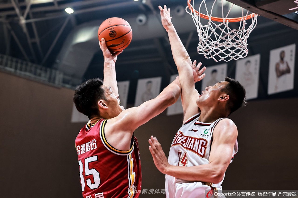 山西队外援西蒙斯面对多人包夹防守,毫无惧色,他高高跃起,以一记教科书般的后仰跳投将球稳稳送出,展现了孤胆英雄般的个人能力。