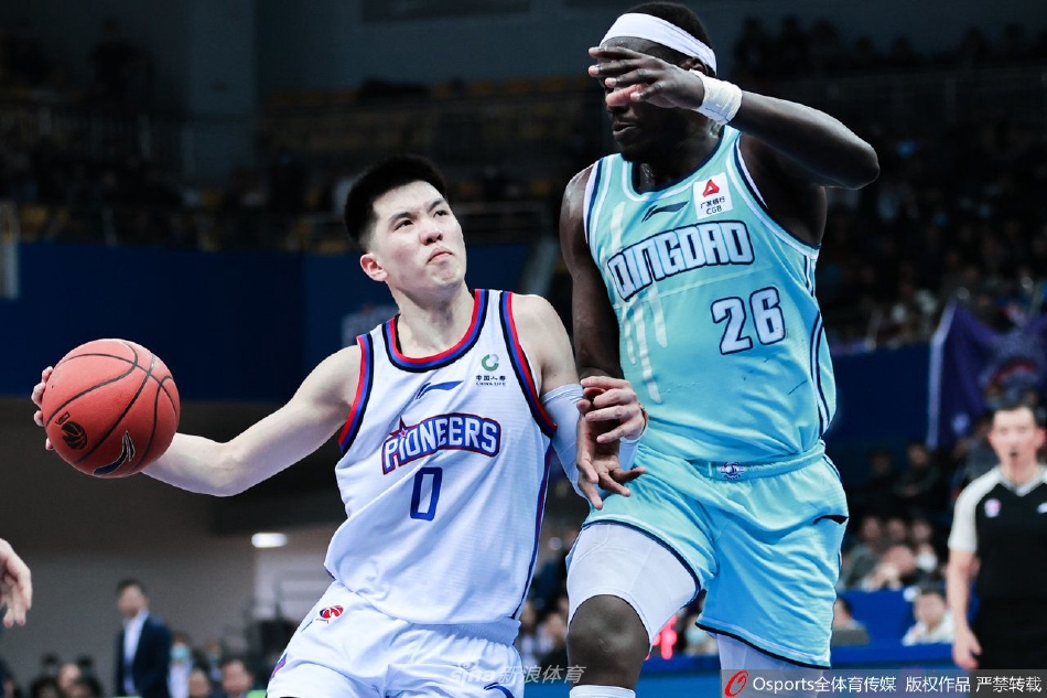 双方球员在篮下奋力拼抢篮板，肌肉碰撞、眼神交错，比赛的激烈程度在这一刻被定格，充满了竞技体育的原始魅力。