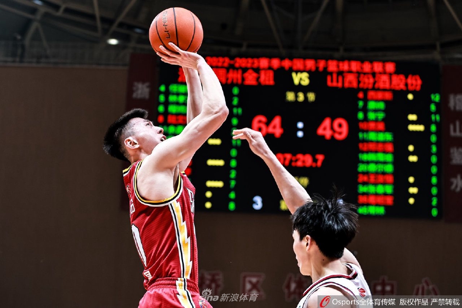 浙江稠州金租男篮的防守悍将陆文博如同牛皮糖一般紧紧贴住山西队的外线核心,他张开双臂,眼神坚毅,完美地诠释了本场比赛主队的防守强度。