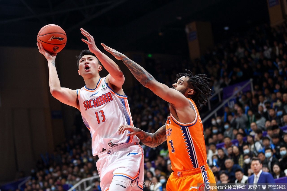 四川队教练莫科在场边情绪激动，他双臂张开，表情严峻，正在向场内球员大声传达战术指令，裁判和球员都看向他。