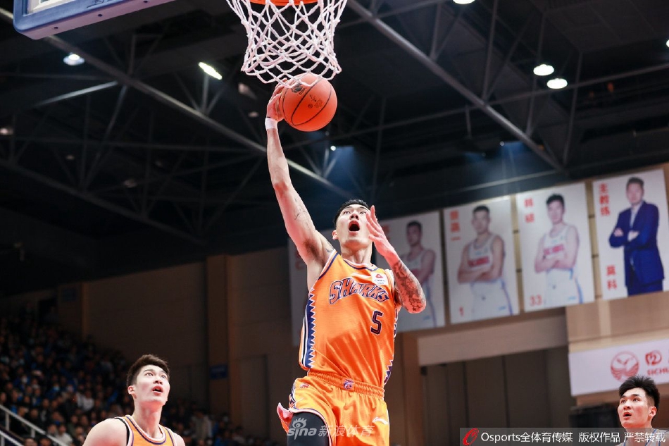 四川队球员苏若禹在内线卡位，他肌肉紧绷，用宽厚的背部顶住防守球员，奋力抢下关键的篮板球，展现了内线悍将的力量与决心。