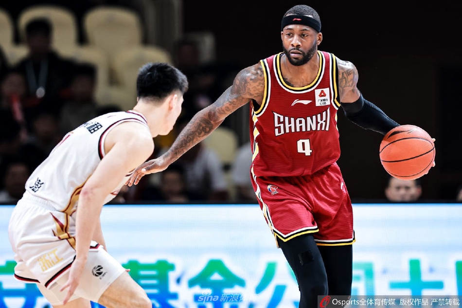 浙江队外援盖利用一次华丽的变向过掉防守人,直杀篮下,在空中与对方内线对抗后,依然将球稳稳放入篮筐,其强悍的身体素质展露无遗。