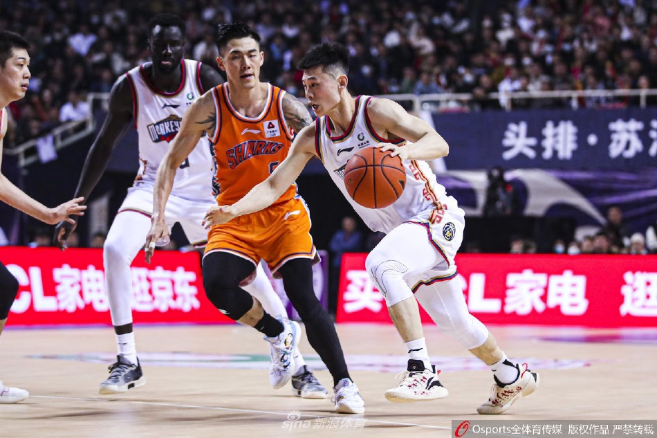 上海外援特林布尔面对两人包夹防守，冷静地做出传球的假动作，眼神余光却已锁定篮筐的方向。