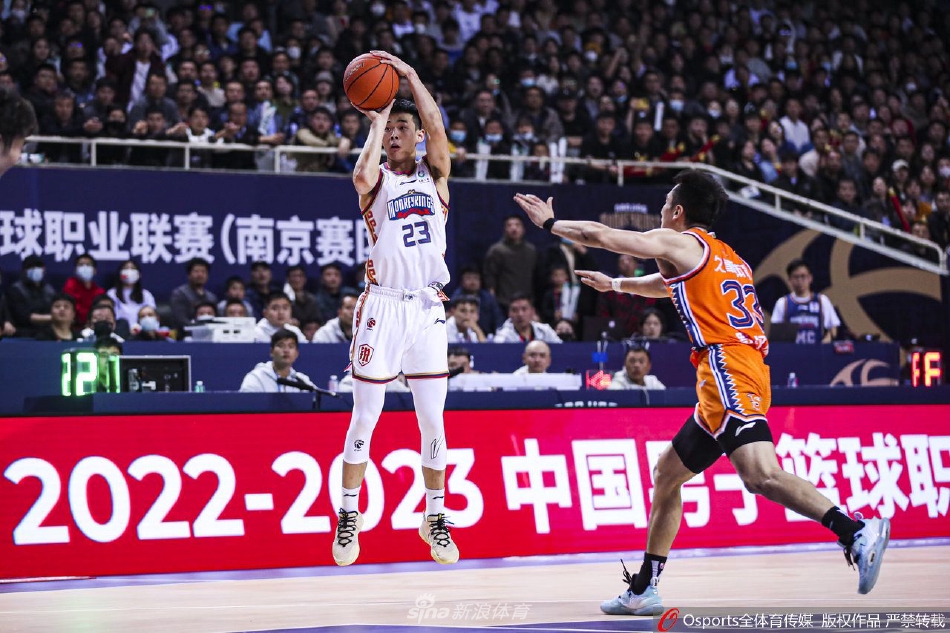 刘铮在边线一对一防守，他张开双臂降低重心，如同猎手般死死盯住对手手中的篮球，脚步快速滑动，寸步不让。