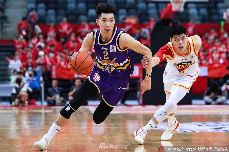 深圳队后卫白昊天持球飞速突破，眼神坚定地望向篮筐，北控队刘晓宇在身后紧追不舍试图封盖