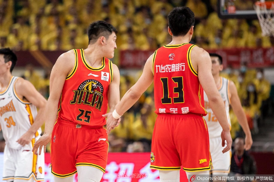 张宁运球快速突破吉林队防线，他的速度快如闪电，身后的对手只能无奈地伸手试图干扰。