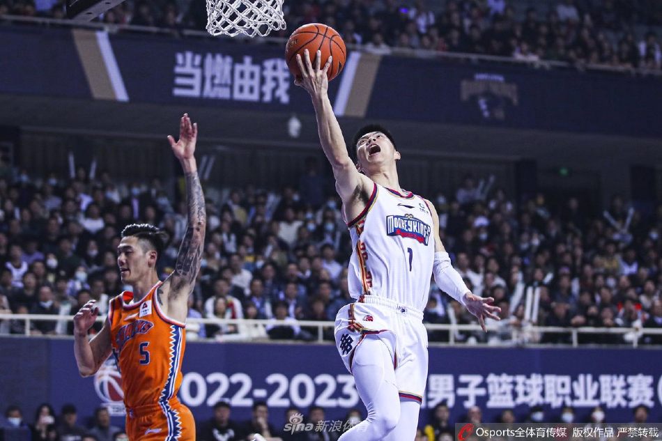 王哲林在篮下卡位要球，他巨大的手掌张开，身体像一座铁塔般将身后的防守者牢牢挡在身后，队友即将传球。