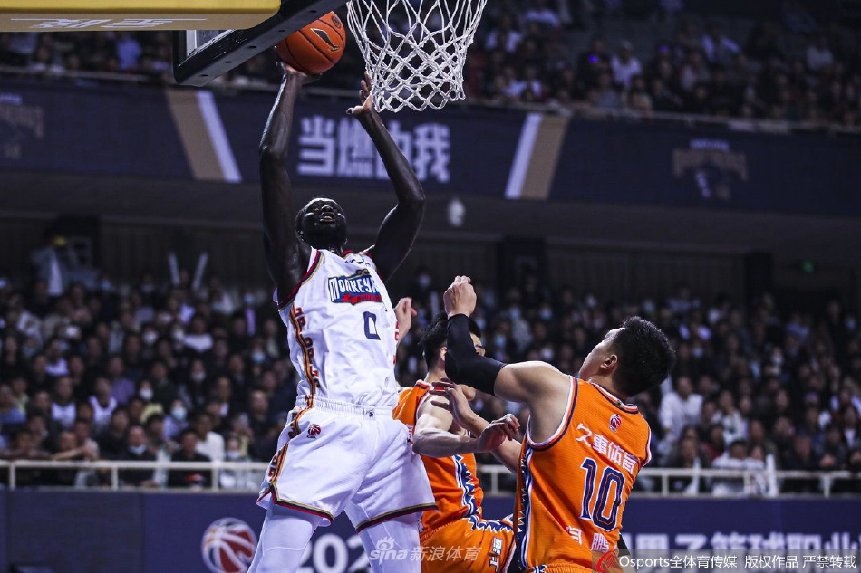 皮特森迎着防守悍将的长臂干扰，强行跳起三分出手，皮球在空中划出一道彩虹弧线，直奔篮筐而去，场边的观众都屏住了呼吸。