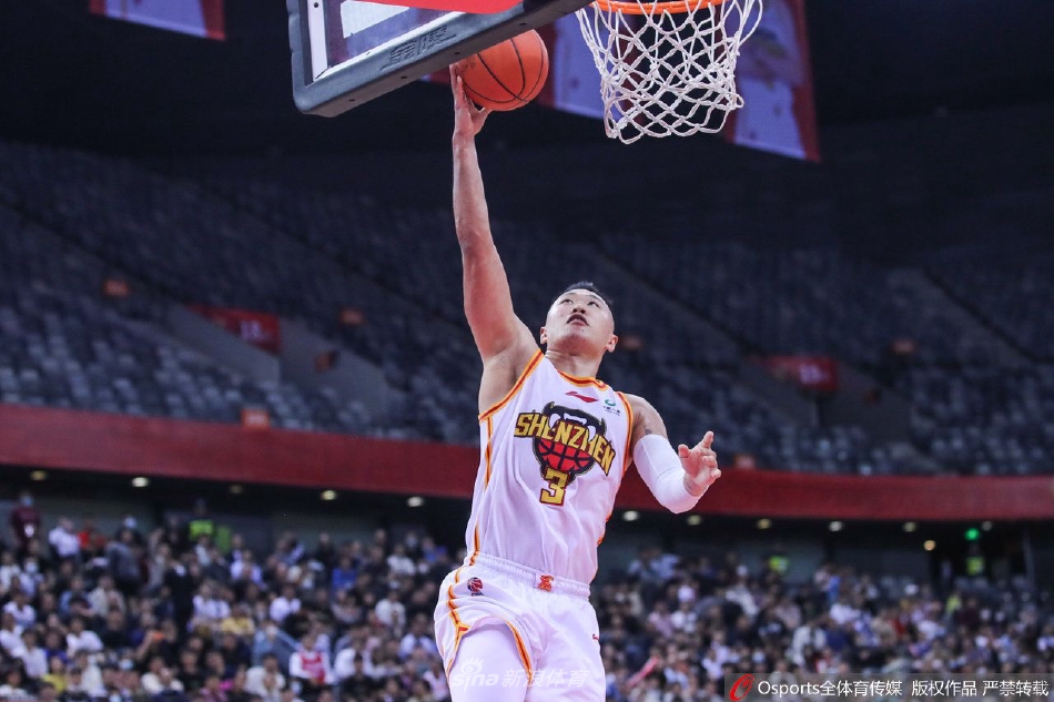 北控队邹雨宸在篮下顶开防守，高高跃起双手大力灌篮，展现出内线猛兽的绝对力量