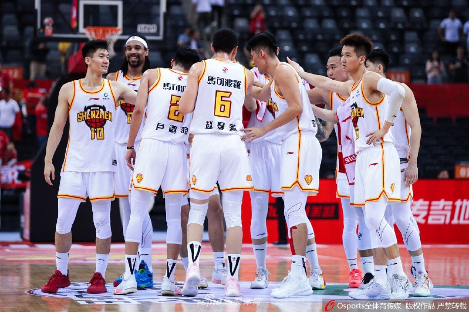 比赛结束后，深圳马可波罗全队球员在场地中央围成一圈，击掌庆祝这场来之不易的惊天大逆转胜利