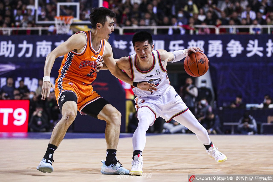 外援布莱德索如猎豹般持球突破，他压低重心，用强壮的身体倚住防守球员，强行杀向油漆区。