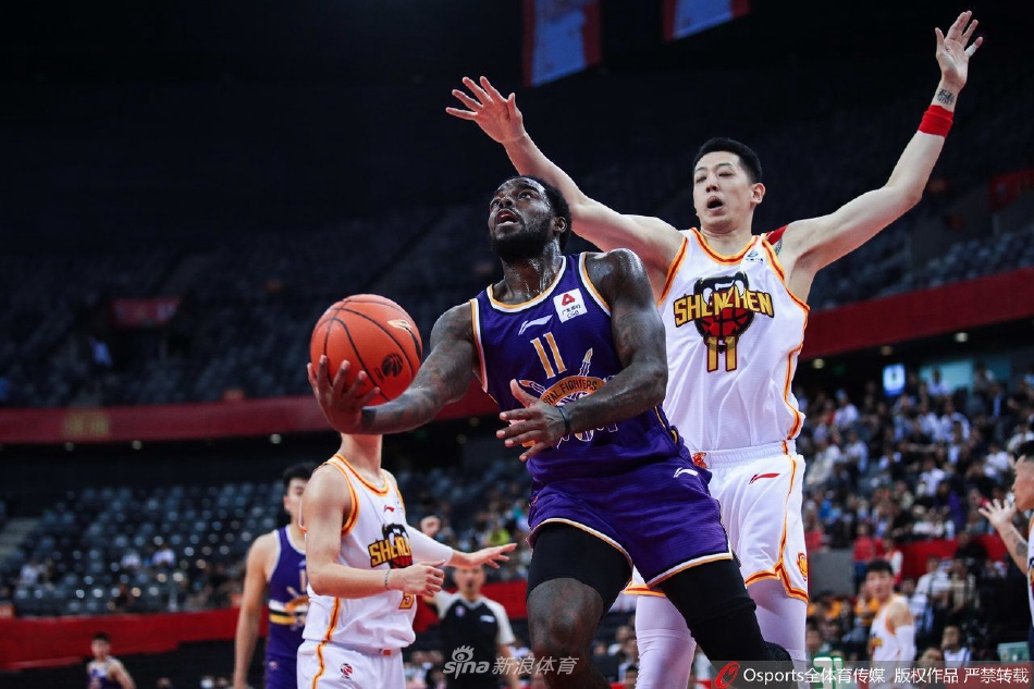 深圳外援萨林杰在对方内线群中强行起跳上篮，邹雨宸和俞长栋奋力起跳封盖，肌肉碰撞的火花在瞬间迸发