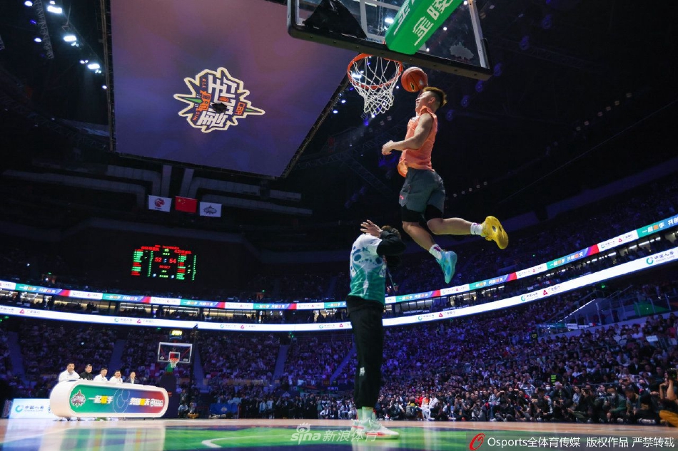 杨浩飞跃起坐在椅子上的搭档，单手揽月般将球扣进，他的小腿肌肉紧绷，爆发力透过屏幕扑面而来，场边的摄影记者纷纷按下快门。