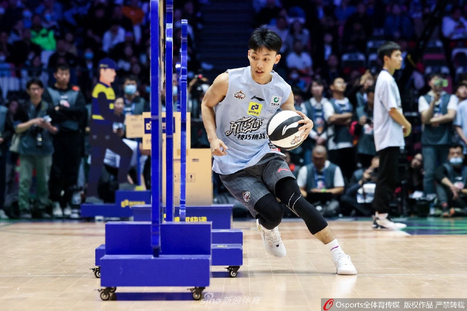 阿不都沙拉木在加时赛中稳稳出手三分,皮球在空中划出一道美丽的弧线,直接决定了全明星正赛的最终胜负